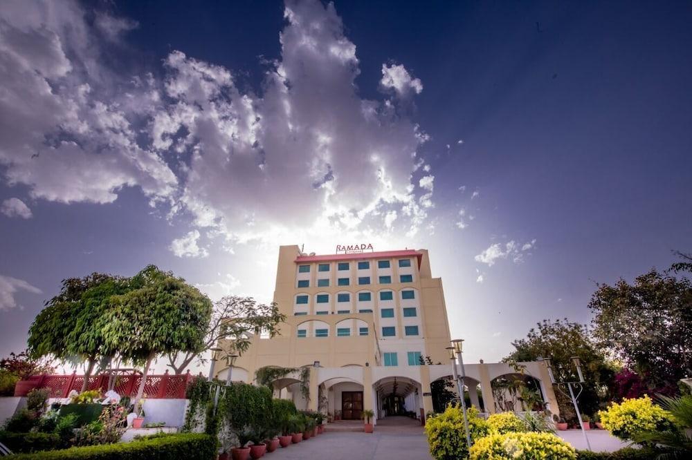 Hotel Ramada By Wyndham Jaipur Jaisinghpura Zewnętrze zdjęcie